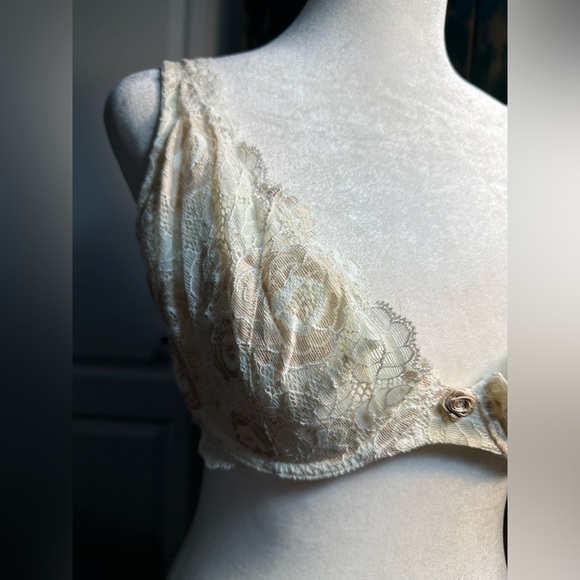 Vintage Victorias Secret
Cream Lace Bra size 36D - Picture 3 of 16